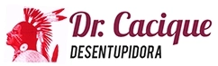 arte com um cacique com cocá em vermelho, com o nome dr cacique em vinho e desentupidora, em preto